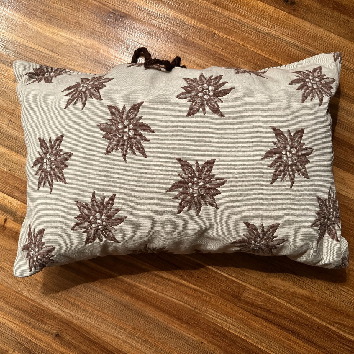 Zirbenkissen 30 x 20 cm in beige mit braunen Edelweis