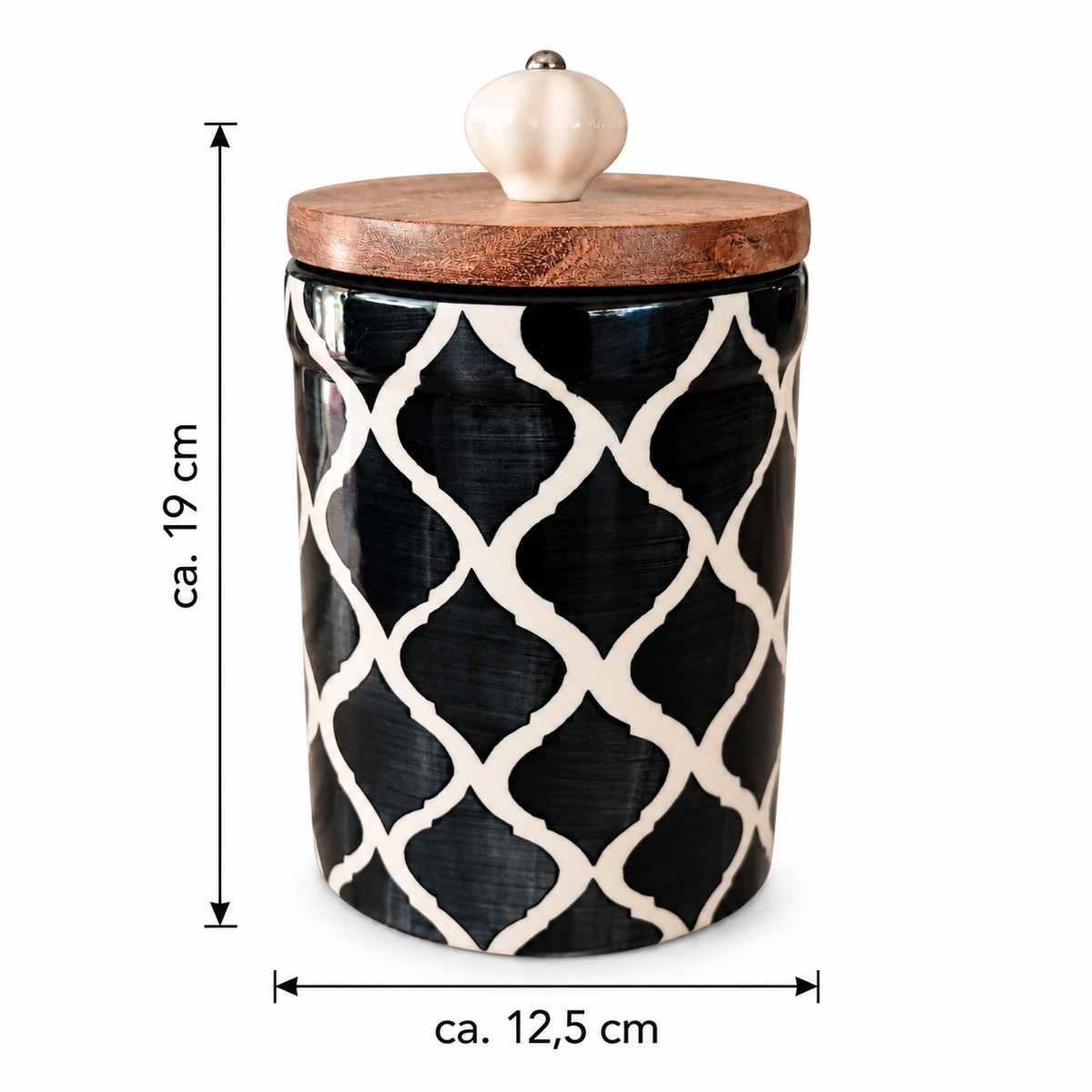 Infografik mit den Maßen der dekorativen Keramikdose in Schwarz/Creme: Höhe ca. 19 cm inklusive Holzdeckel und Knauf, Durchmesser ca. 12,5 cm.