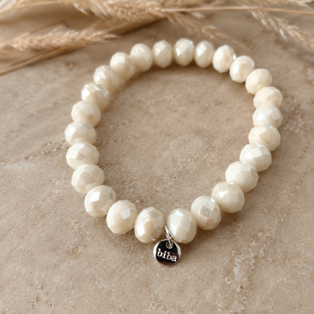 Weißes Kristallperlen-Armband mit facettierten Glasperlen auf elastischem Band – elegantes Damenarmband von Stubenmuckelig