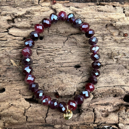 Perlenarmband für Damen mit facettierten Kristallperlen in Bordeaux (ca. 8 mm) und elastischem Band. Eleganter Damenschmuck mit original Biba-Anhänger