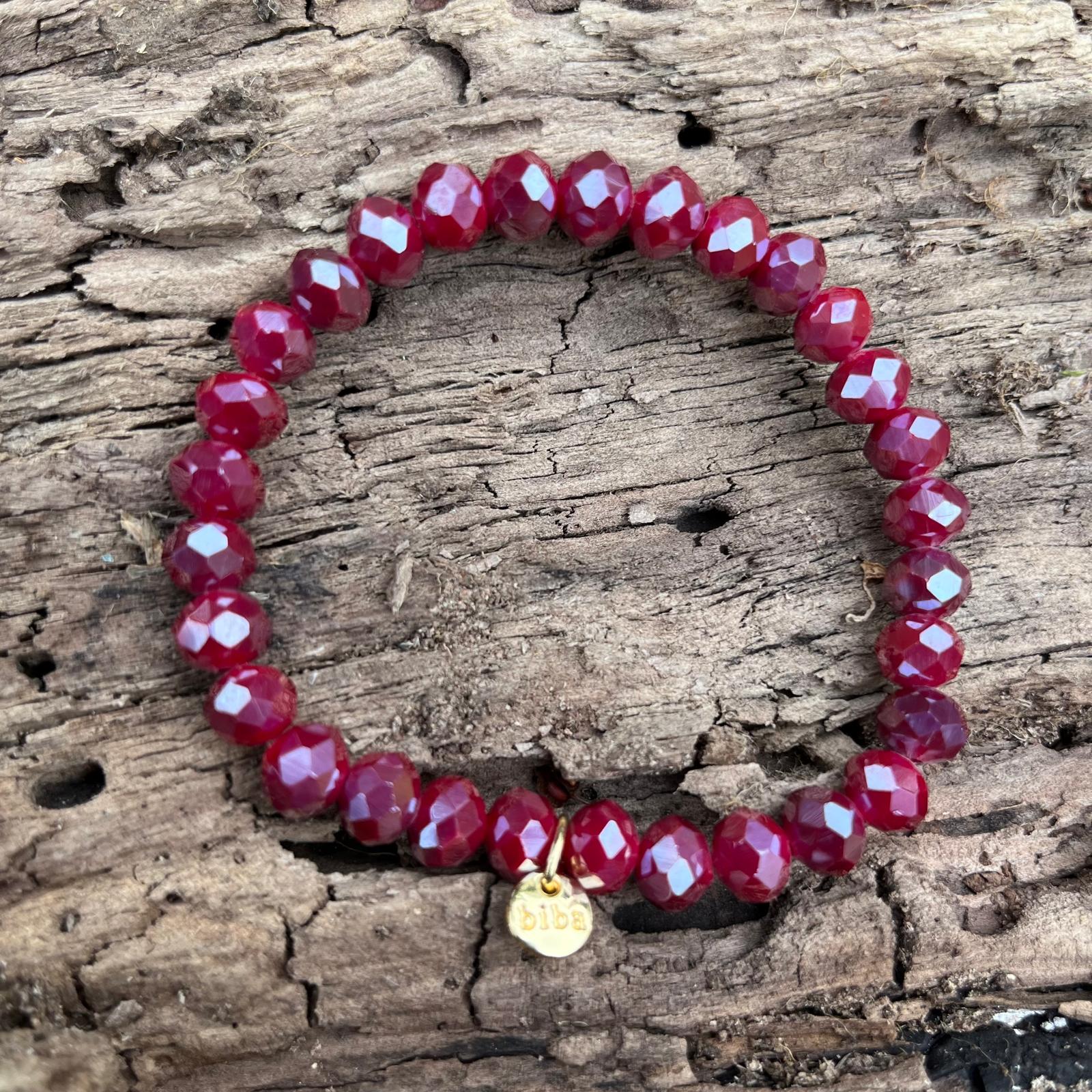 Perlenarmband für Damen mit facettierten Kristallperlen in Himbeerrot (ca. 8 mm) und elastischem Band. Eleganter Damenschmuck mit original Biba-Anhänger