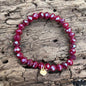 Perlenarmband für Damen mit facettierten Kristallperlen in Himbeerrot (ca. 8 mm) und elastischem Band. Eleganter Damenschmuck mit original Biba-Anhänger