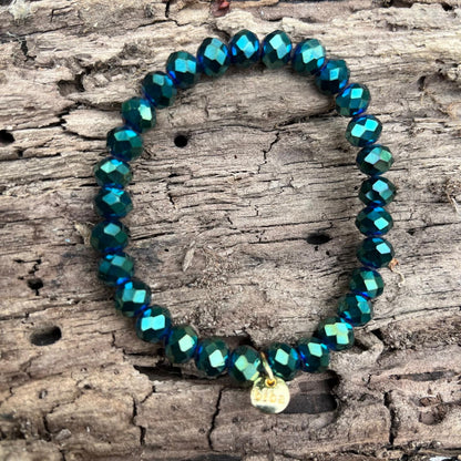 Perlenarmband für Damen mit facettierten Kristallperlen in Petrol (ca. 8 mm) und elastischem Band. Eleganter Damenschmuck mit original Biba-Anhänger