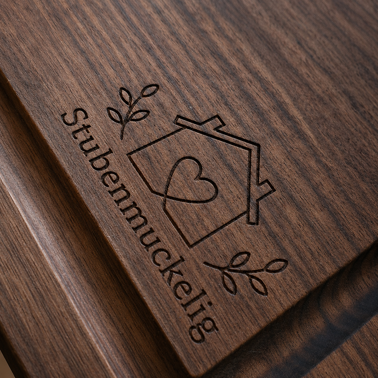 Holz Schneidebrett aus Nussbaum mit Saftrille