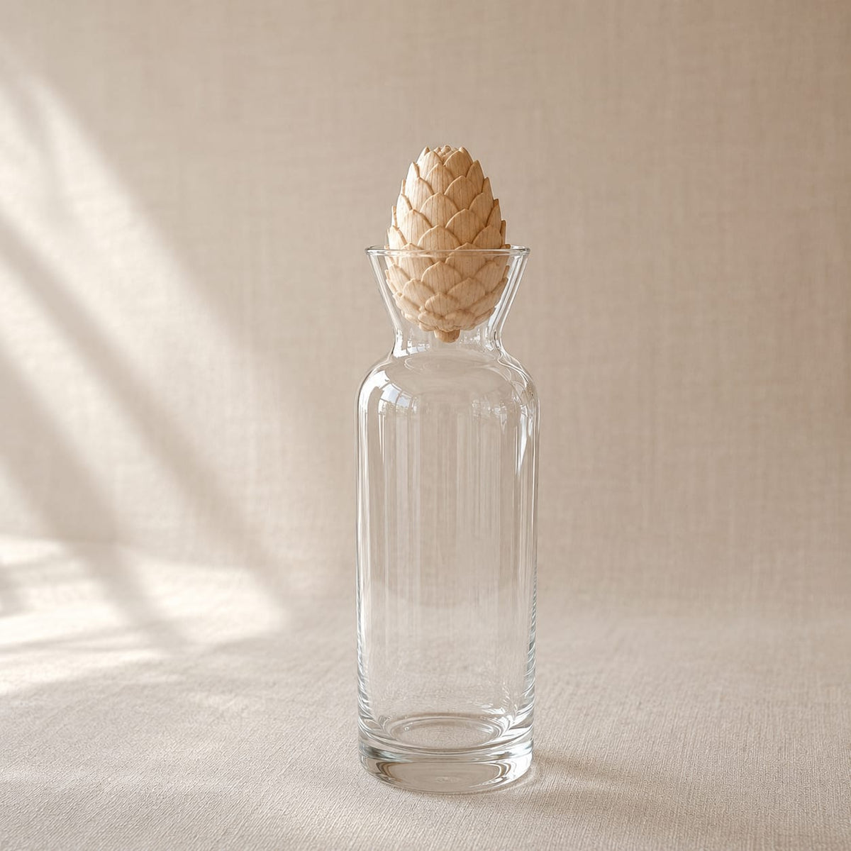 Glaskaraffe mit Tannenzapfen-Verschluss, 0,5 Liter – elegante Karaffe aus Glas für stilvolle Tischdekoration im Hygge- und Landhausstil.