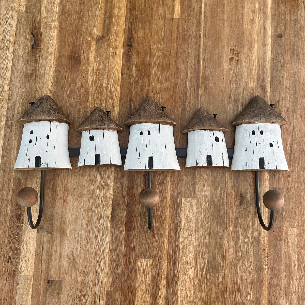 Rustikale Wandgarderobe aus Holz mit 5 Häusern & 3 Haken