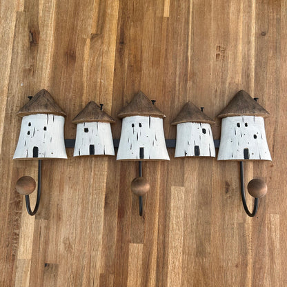 Rustikale Wandgarderobe aus Holz mit 5 Häusern & 3 Haken