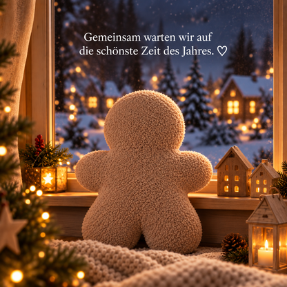 Der Lebkuchenmann Theo steht am weihnachtlich dekorierten Fenster und schaut auf die verschneite Dorflandschaft