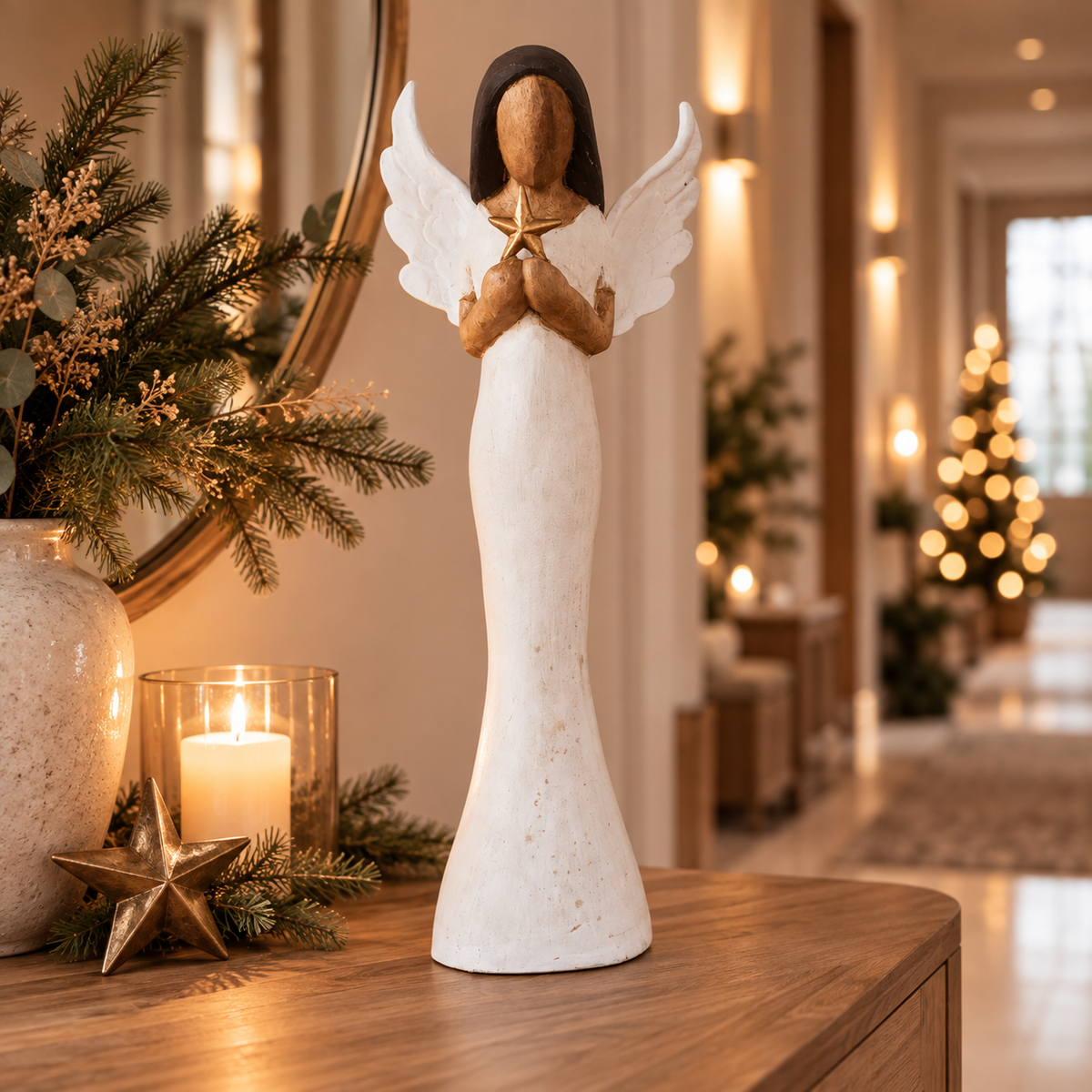 Große Weihnachtsengel-Figur modern in weiß goldener Holzoptik mit Stern stehend auf einer Kommode mit Adventsdeko.