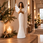 Große Weihnachtsengel-Figur modern in weiß goldener Holzoptik mit Stern stehend auf einer Kommode mit Adventsdeko.