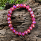 Beerenfarbene Kristallperlen-Armband mit facettierten Glasperlen auf elastischem Band – elegantes Damenarmband von Stubenmuckelig