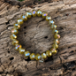 Olivfarbenes Kristallperlen-Armband mit facettierten Glasperlen auf elastischem Band – elegantes Damenarmband von Stubenmuckelig