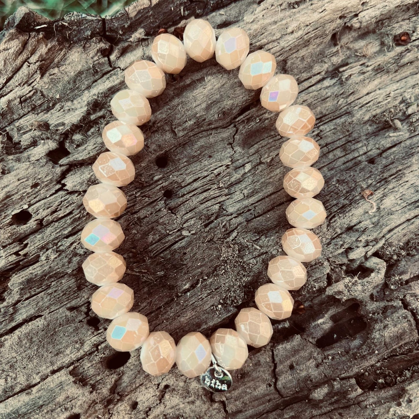 Beigefarbenes Kristallperlen-Armband mit facettierten Glasperlen auf elastischem Band – elegantes Damenarmband von Stubenmuckelig