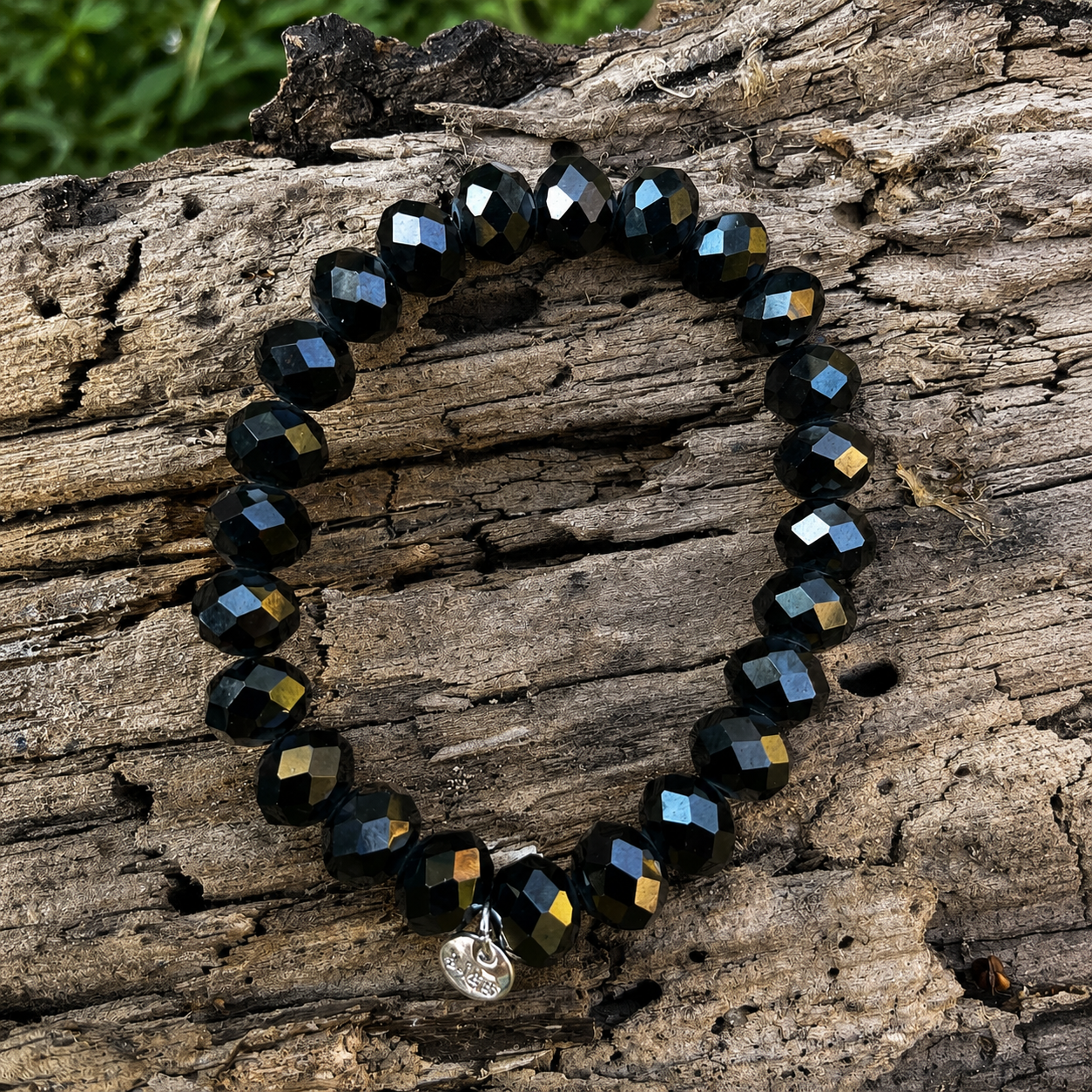 Schwarzes Kristallperlen-Armband mit facettierten Glasperlen auf elastischem Band – elegantes Damenarmband von Stubenmuckelig