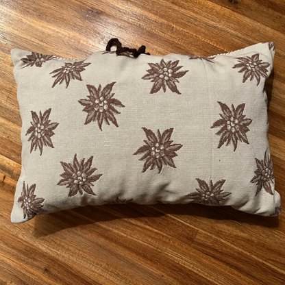 Zirbenkissen 30 x 20 cm in beige mit braunen Edelweis