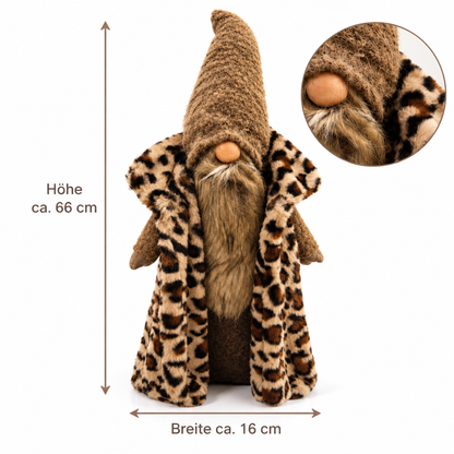 Deko-Wichtel mit brauner Strickmütze, langem Bart und Leopardenmantel vor weißem Hintergrund. Maßangaben: Höhe ca. 66 cm und Breite ca. 16 cm.