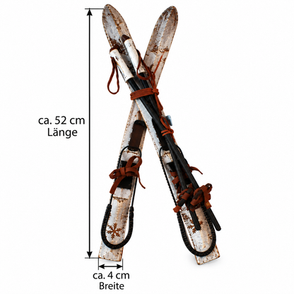 Zwei rustikale Holz-Ski mit Stöcken und Schneeflockenmotiv als alpine Weihnachtsdeko und Winterdekoration, ca. 52 cm lang und 4 cm breit je Ski.