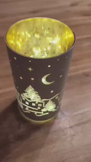 LED-Weihnachtsleuchte mit winterlichem Dorf, verschneiten Tannenbäumen, Sternen und Schneemann. Das warmgoldene Licht sorgt für eine gemütliche Weihnachtsatmosphäre und stilvolle Winterdekoration im Wohnbereich.