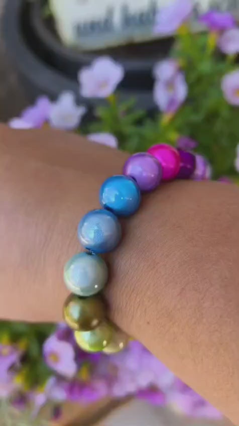 Perlenarmband mit bunten Perlen präsentiert am Armgelenk 