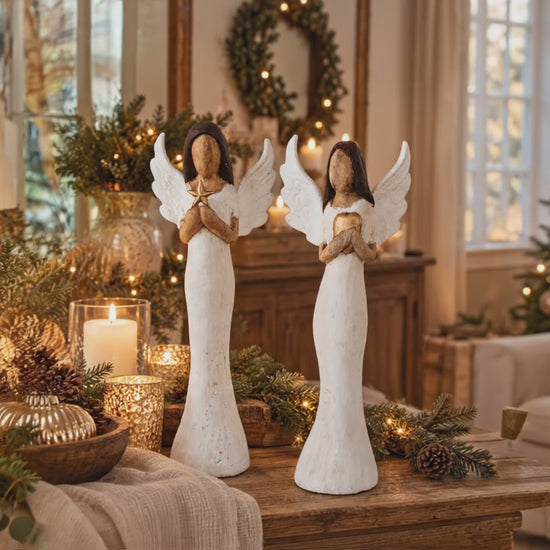 Moderne Weihnachtsengel-Figuren im Set in weiß-goldener Holzoptik, dekoriert in einem gemütlichen Wohnzimmer mit geschmücktem Weihnachtsbaum.