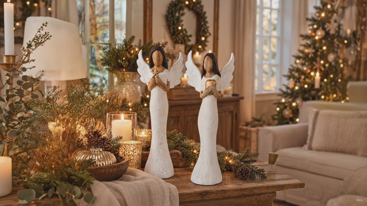 Moderne Weihnachtsengel-Figuren im Set in weiß-goldener Holzoptik, dekoriert in einem gemütlichen Wohnzimmer mit geschmücktem Weihnachtsbaum.