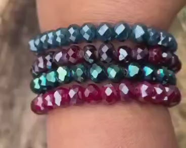 Funkelnde Perlenarmbänder für Damen mit facettierten Kristallperlen (ca. 8 mm) in Himbeerrot, Petrol, Petroliris und Bordeaux – elastisch und elegant am Handgelenk.