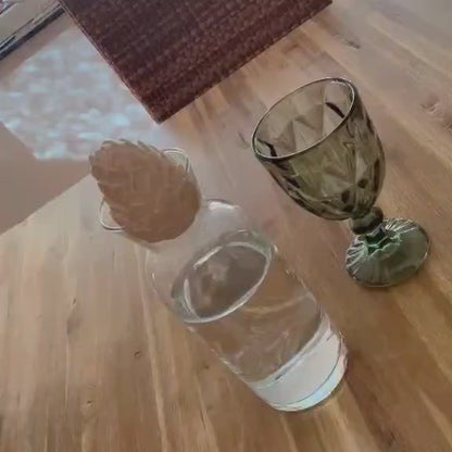 Zirbenzapfenkaraffe Einschenken Wasser in Glas
