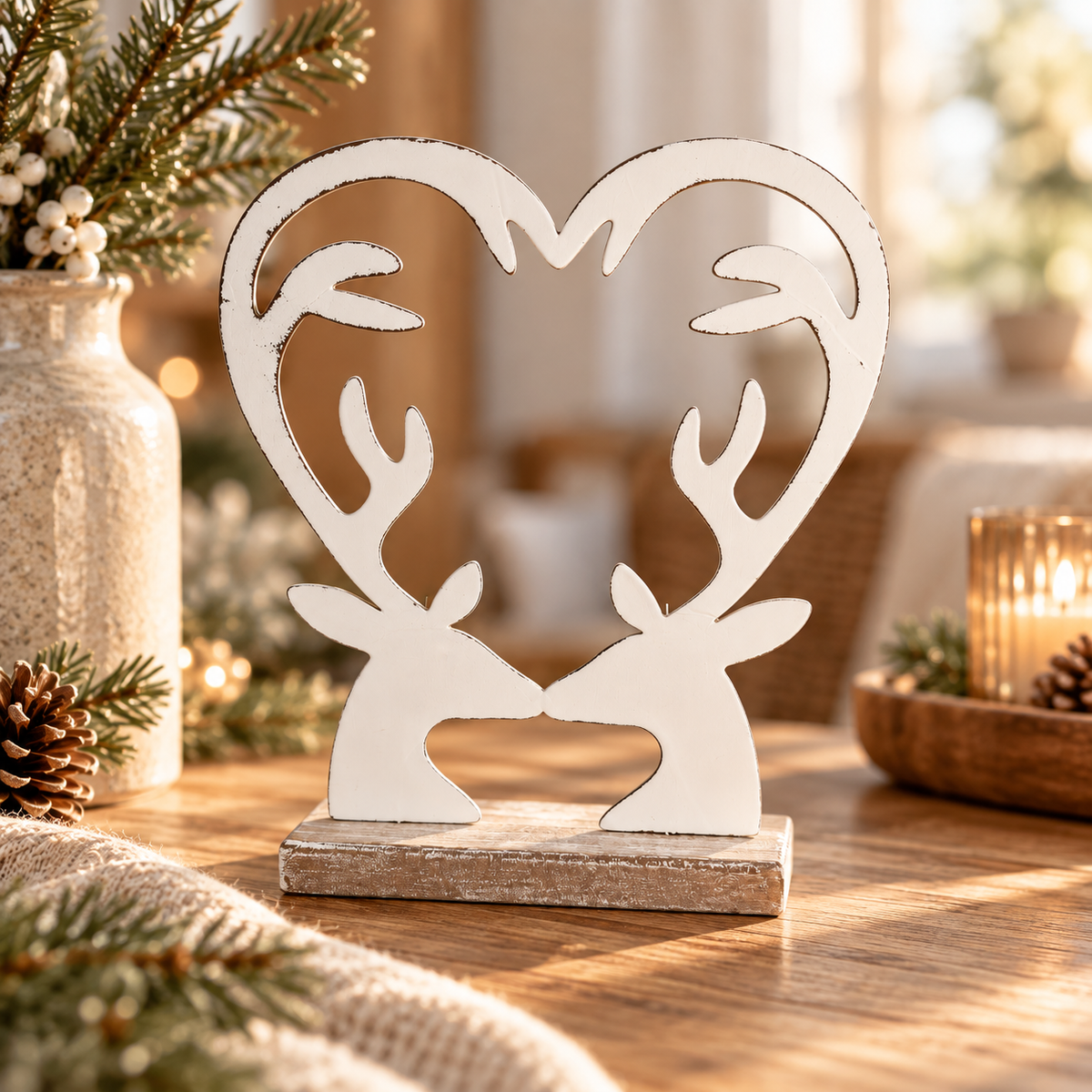 Weiße Rentier-Deko aus Metall und Holz mit herzförmigen Geweihen als stilvolle Weihnachtsdekoration