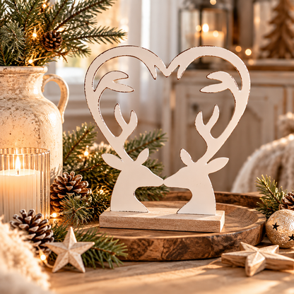 Rentier-Deko aus weißem Metall und Holz mit herzförmigen Geweihen als stilvolle Weihnachtsdekoration