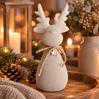 Hirsch aus Ton in Beige – natürliche Weihnachtsdeko im Landhausstil