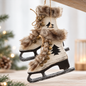 Dekorative Vintage-Holzschlittschuhe mit Fell, Glöckchen und Tannenbaum-Motiv für eine gemütliche Weihnachtsdekoration