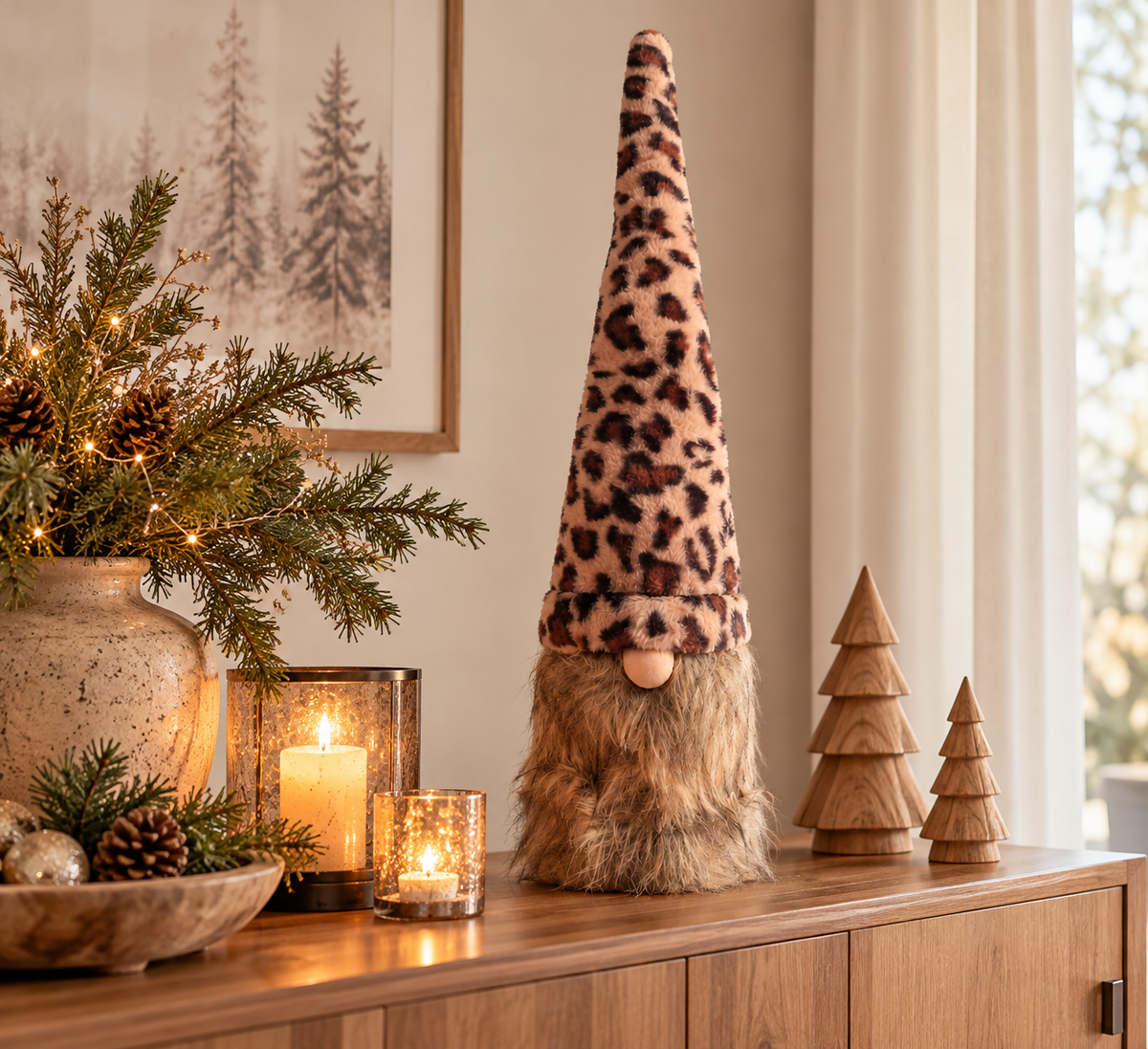 Gemütliche Weihnachtsdekoration auf einem Holzsideboard mit großem Kuschelwichtel mit langer Leo-Mütze, Tannengrün und dekorativen Holzbäumen im natürlichen Hygge-Stil.
