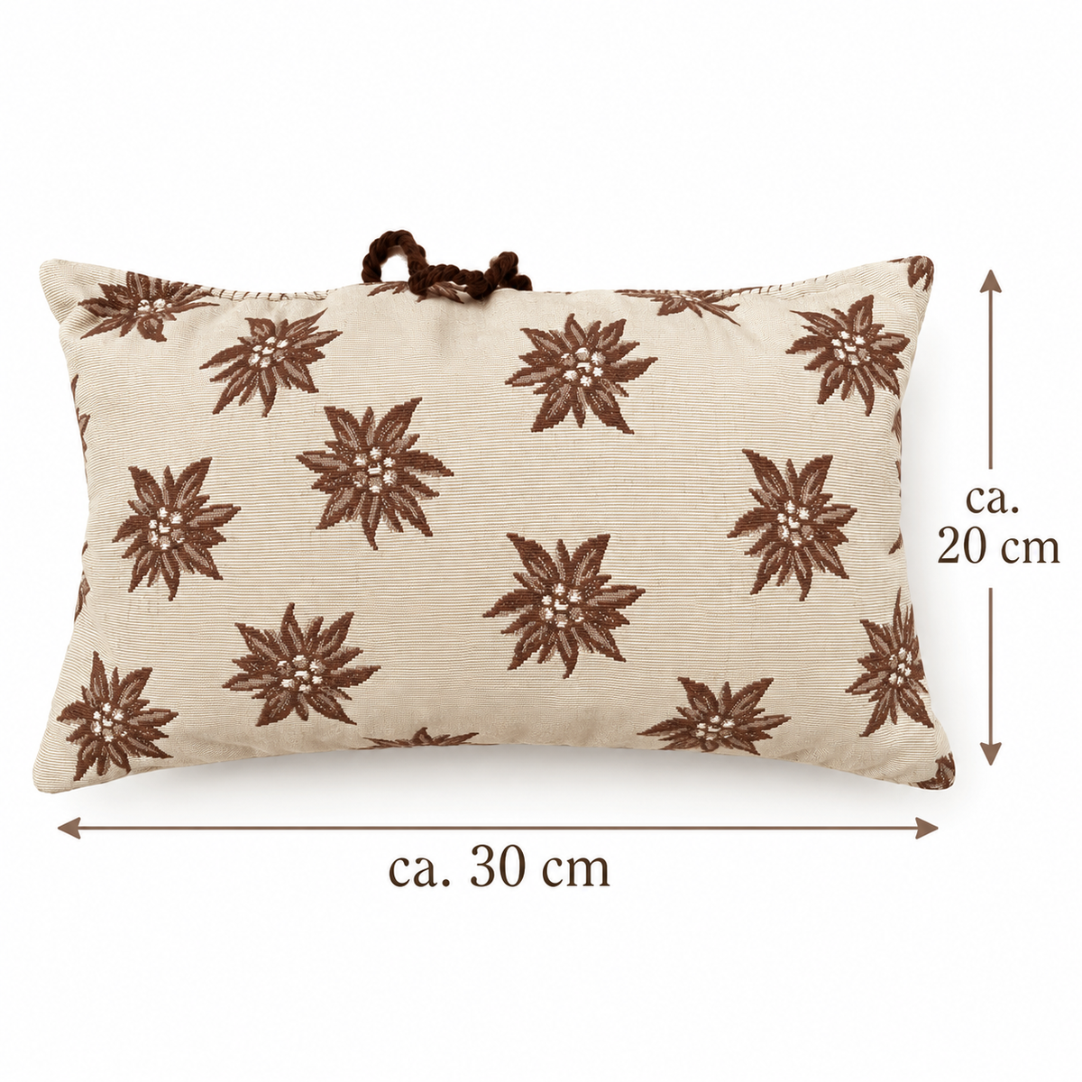 Zirbenkissen mit braunem Edelweiß-Muster auf einem Holztisch